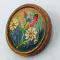 Runde Holz Brosche mit handgemaltem Blumenmotiv in warmen Naturfarben