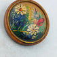 Runde Holz Brosche mit handgemaltem Blumenmotiv in warmen Naturfarben
