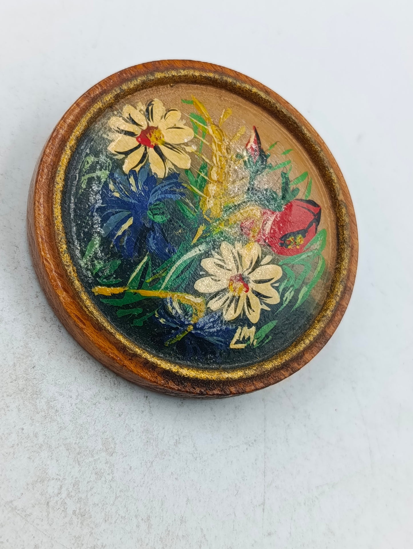 Runde Holz Brosche mit handgemaltem Blumenmotiv in warmen Naturfarben