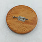 Runde Holz Brosche mit handgemaltem Blumenmotiv in warmen Naturfarben