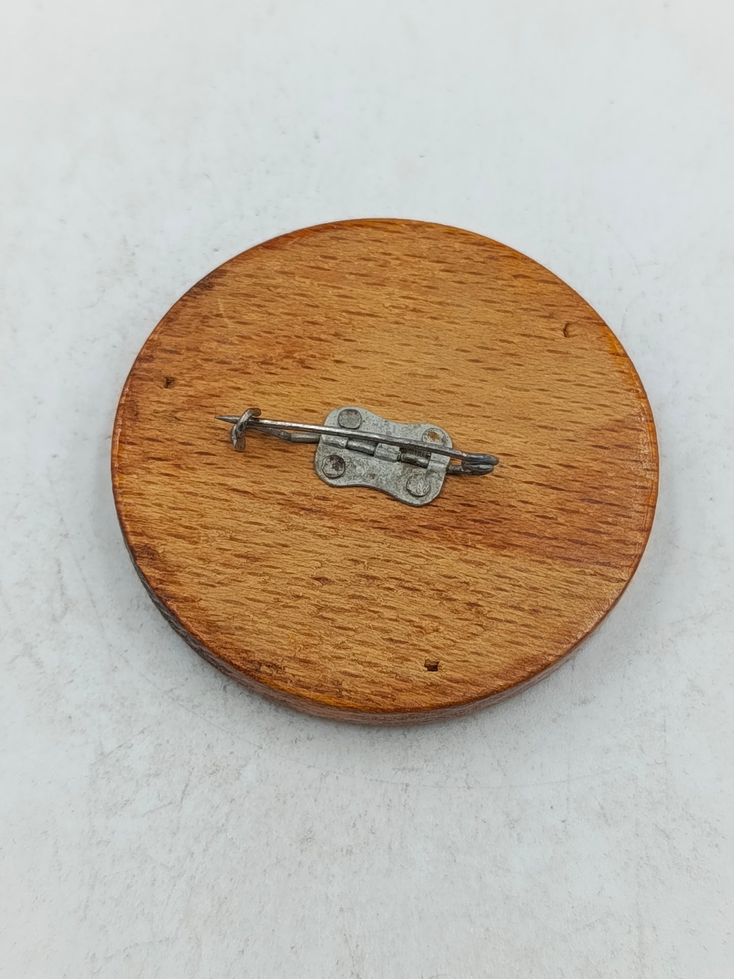 Runde Holz Brosche mit handgemaltem Blumenmotiv in warmen Naturfarben