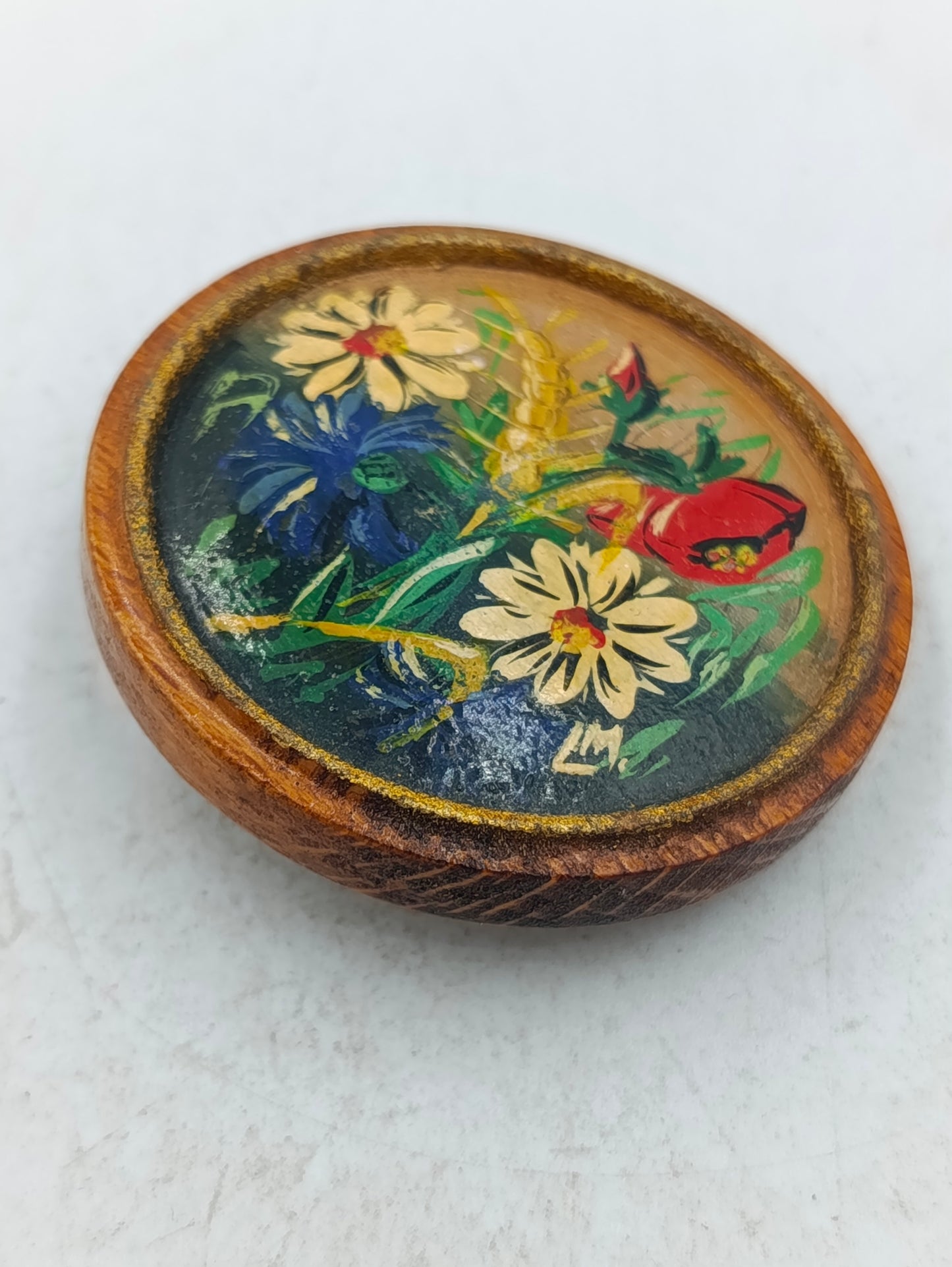 Runde Holz Brosche mit handgemaltem Blumenmotiv in warmen Naturfarben
