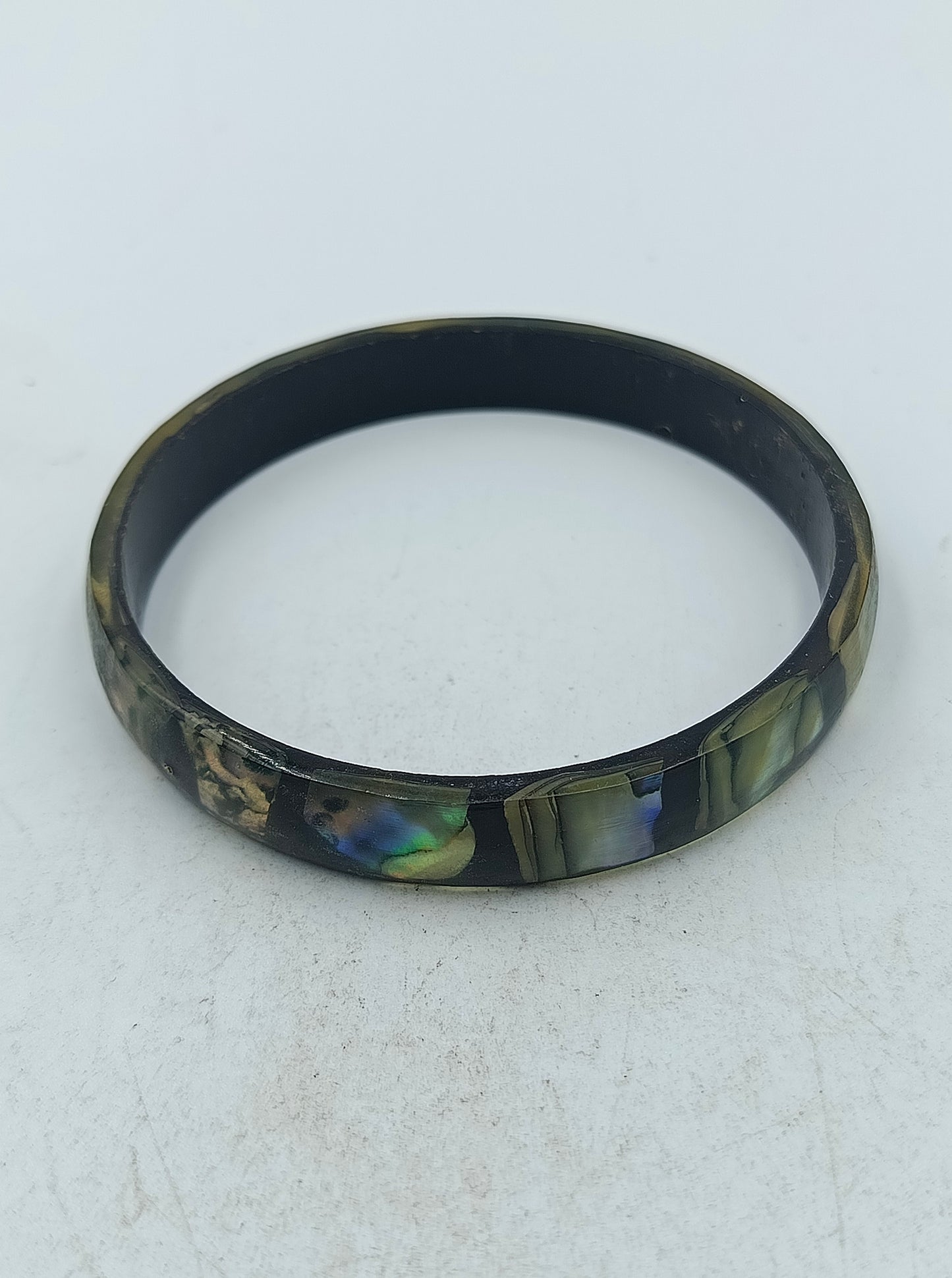 Eleganter Armreif in dunkler Naturoptik mit schimmernden Farbnuancen