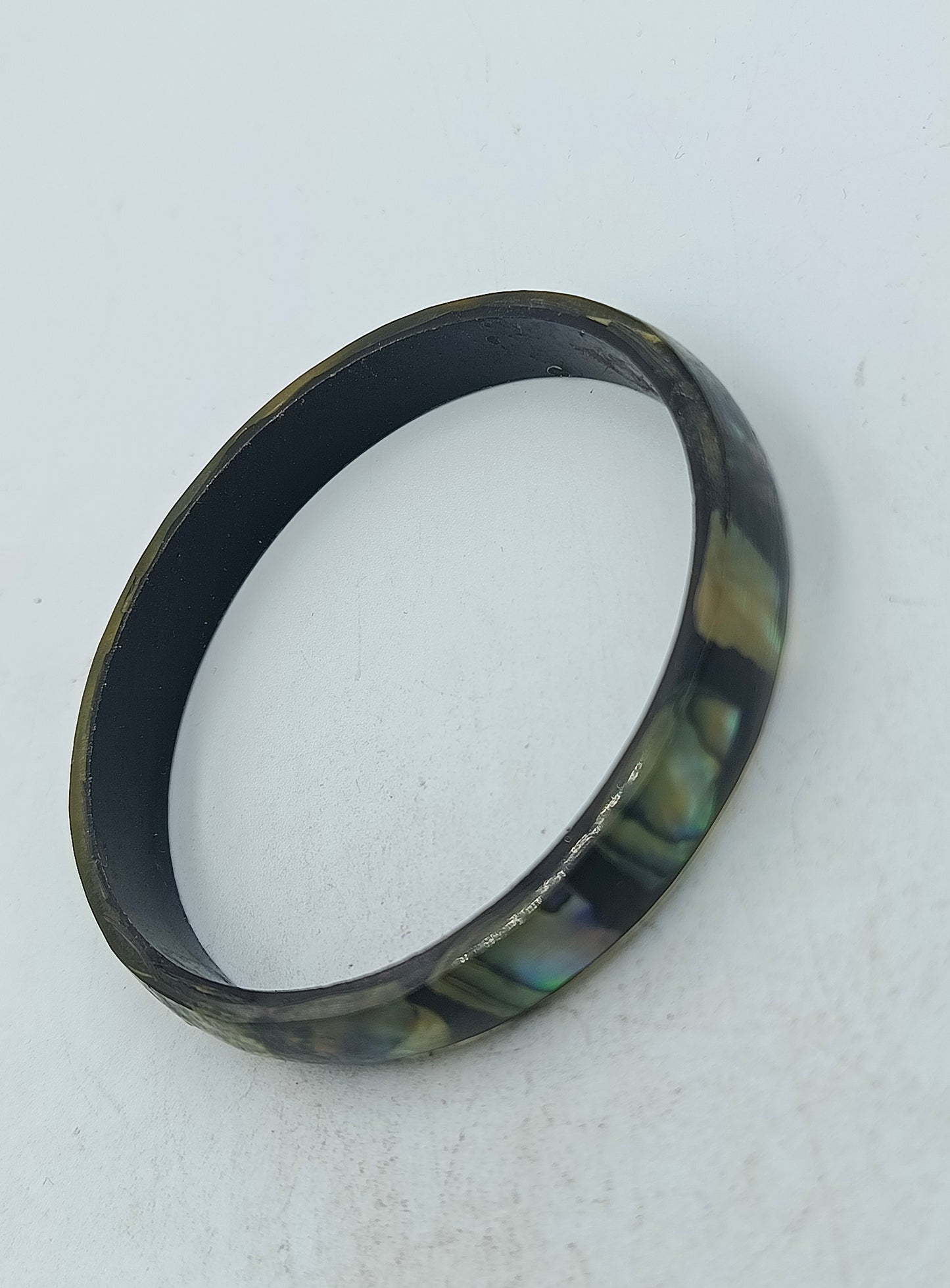 Eleganter Armreif in dunkler Naturoptik mit schimmernden Farbnuancen