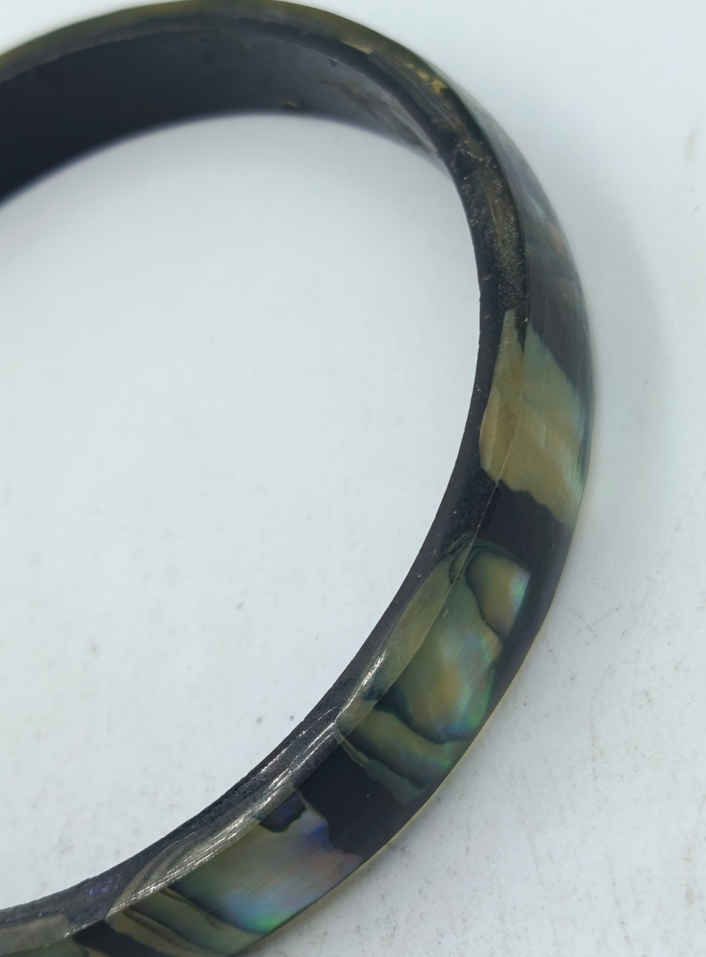 Eleganter Armreif in dunkler Naturoptik mit schimmernden Farbnuancen