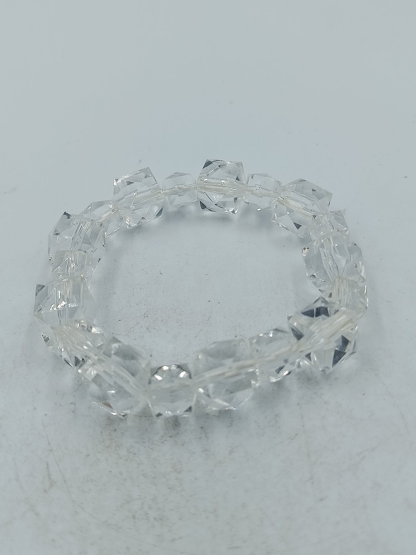 Transparenter elastischer Armreif mit facettierten Kristallperlen