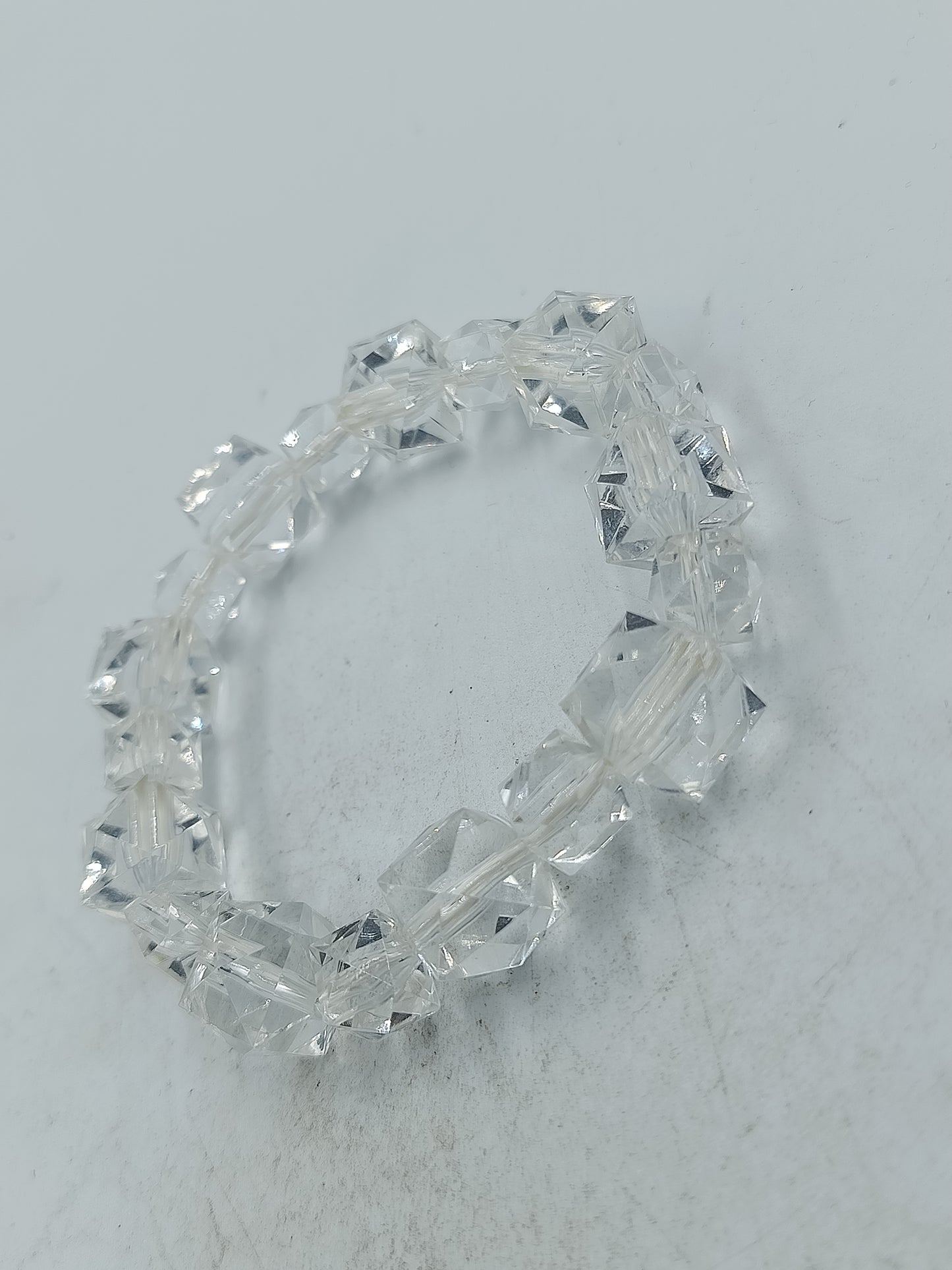 Transparenter elastischer Armreif mit facettierten Kristallperlen