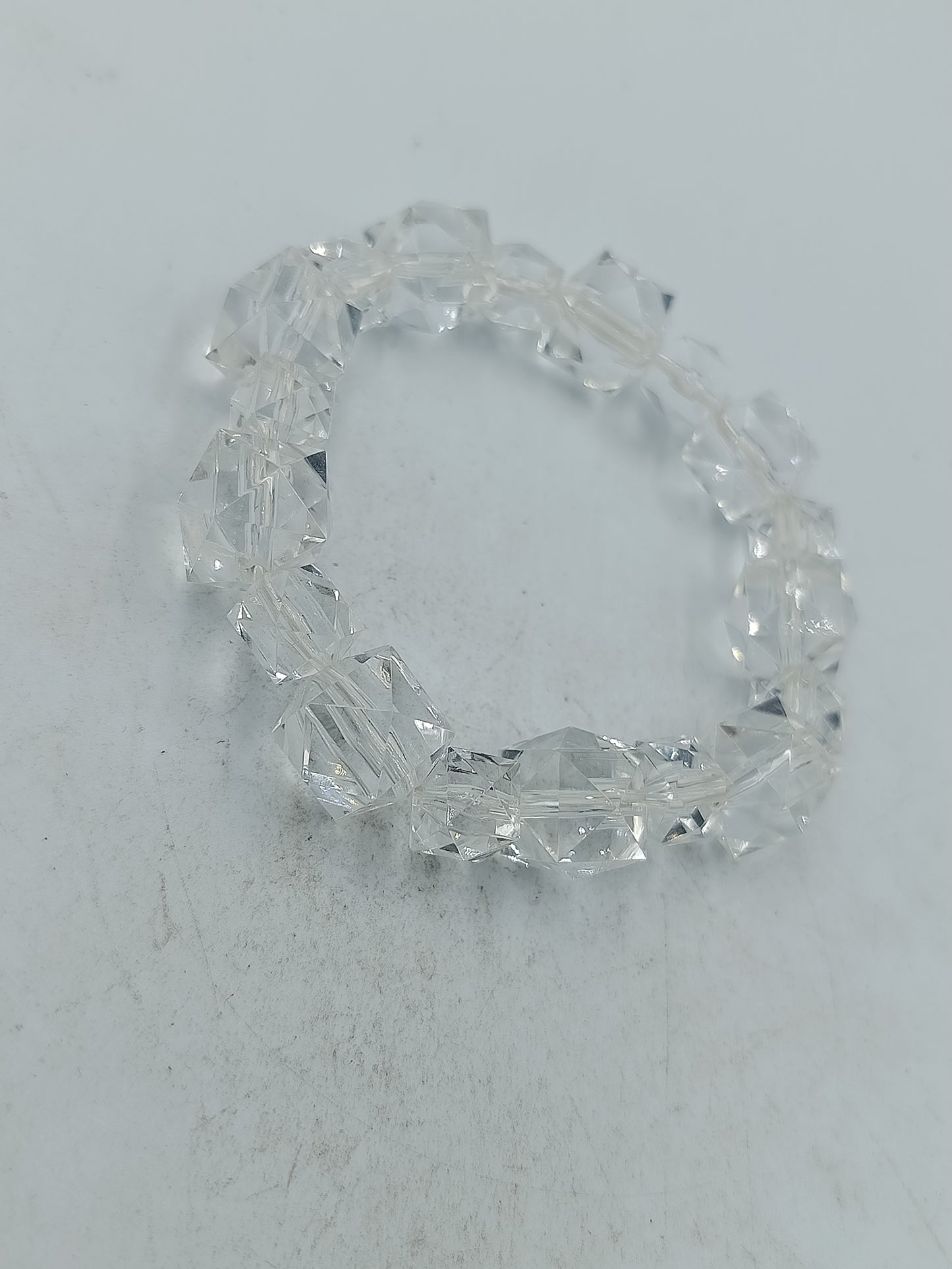 Transparenter elastischer Armreif mit facettierten Kristallperlen