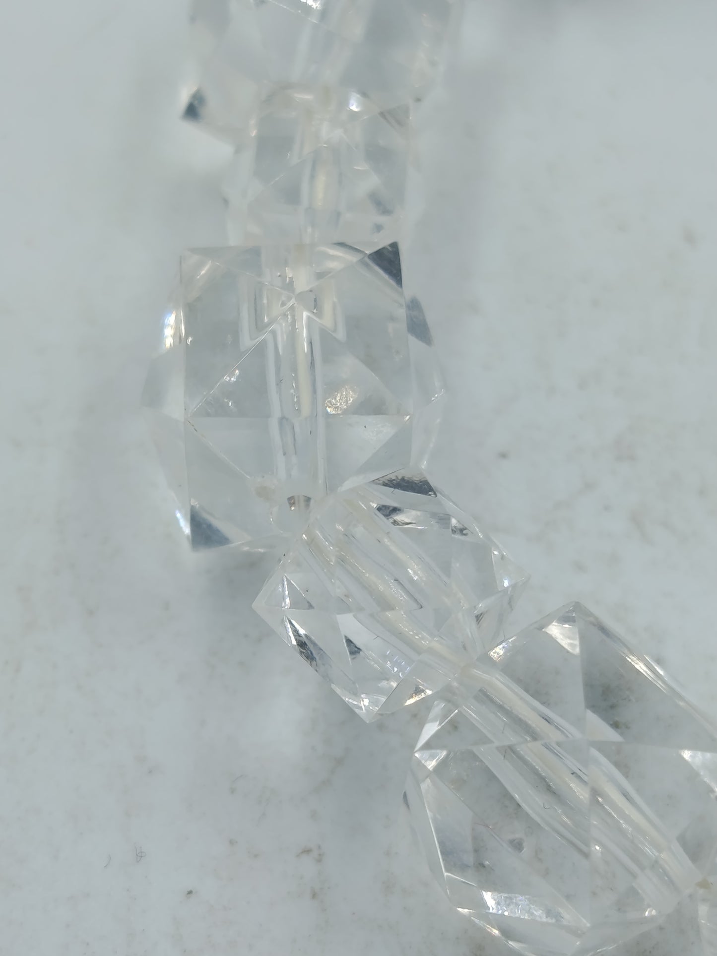Transparenter elastischer Armreif mit facettierten Kristallperlen