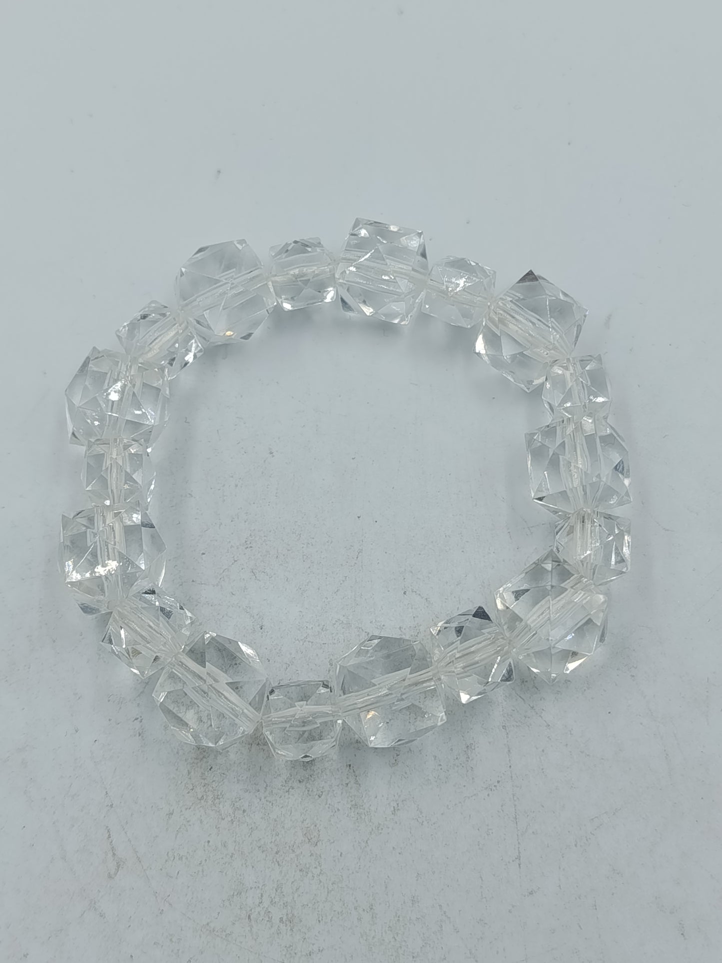 Transparenter elastischer Armreif mit facettierten Kristallperlen