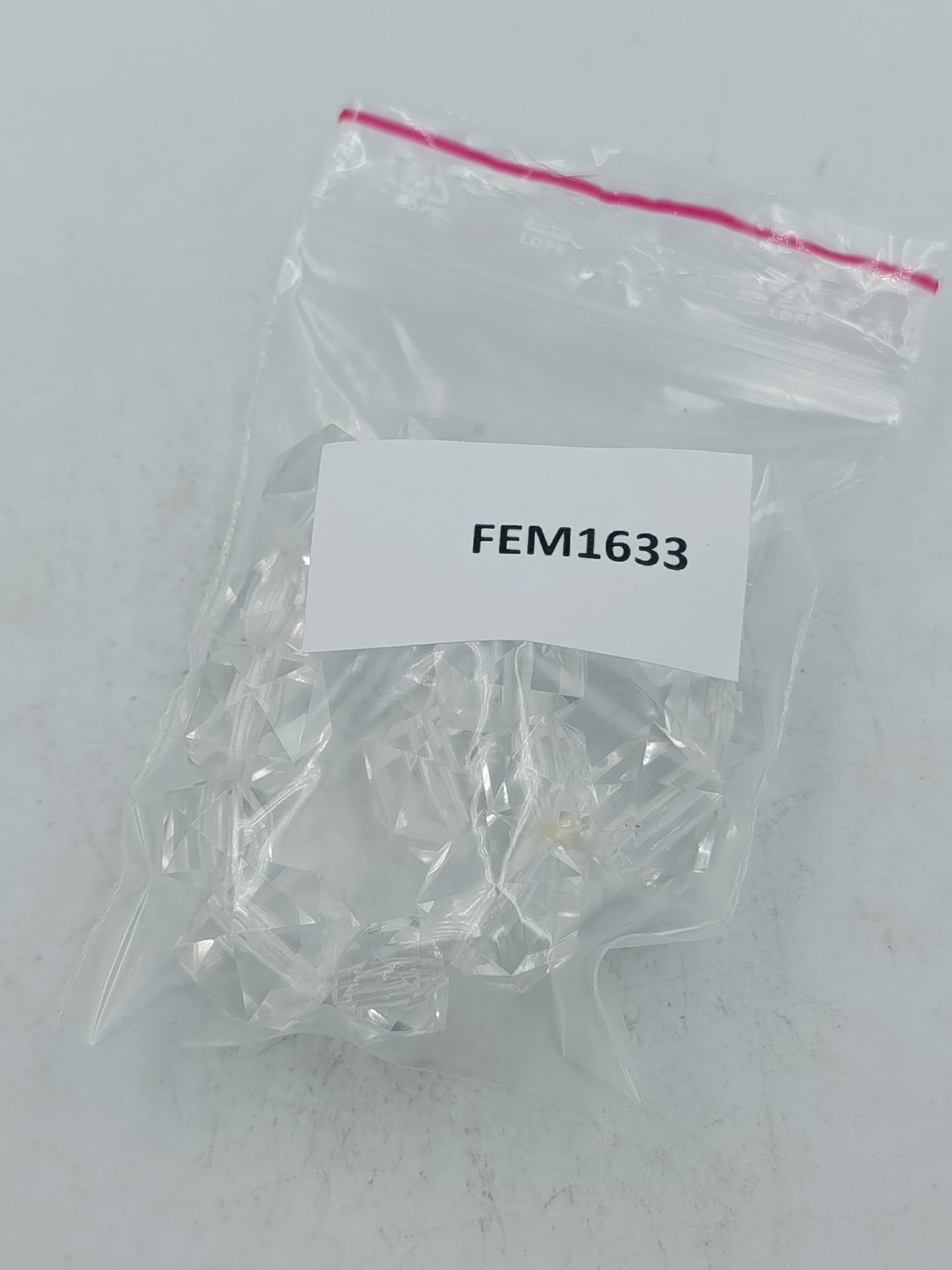 Transparenter elastischer Armreif mit facettierten Kristallperlen
