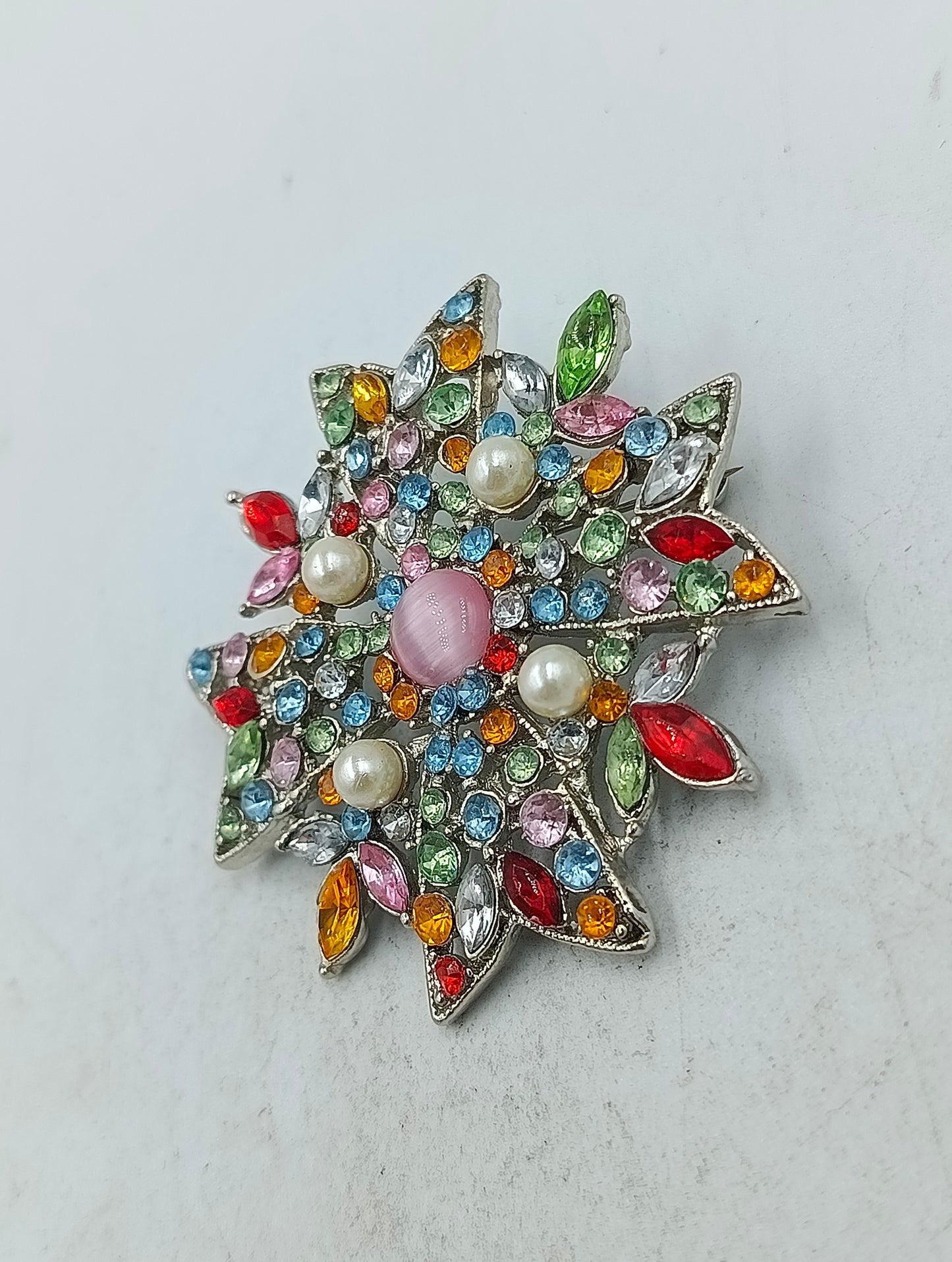 Auffällige Stern Brosche mit bunten Kristallen und Perlen in eleganter Form