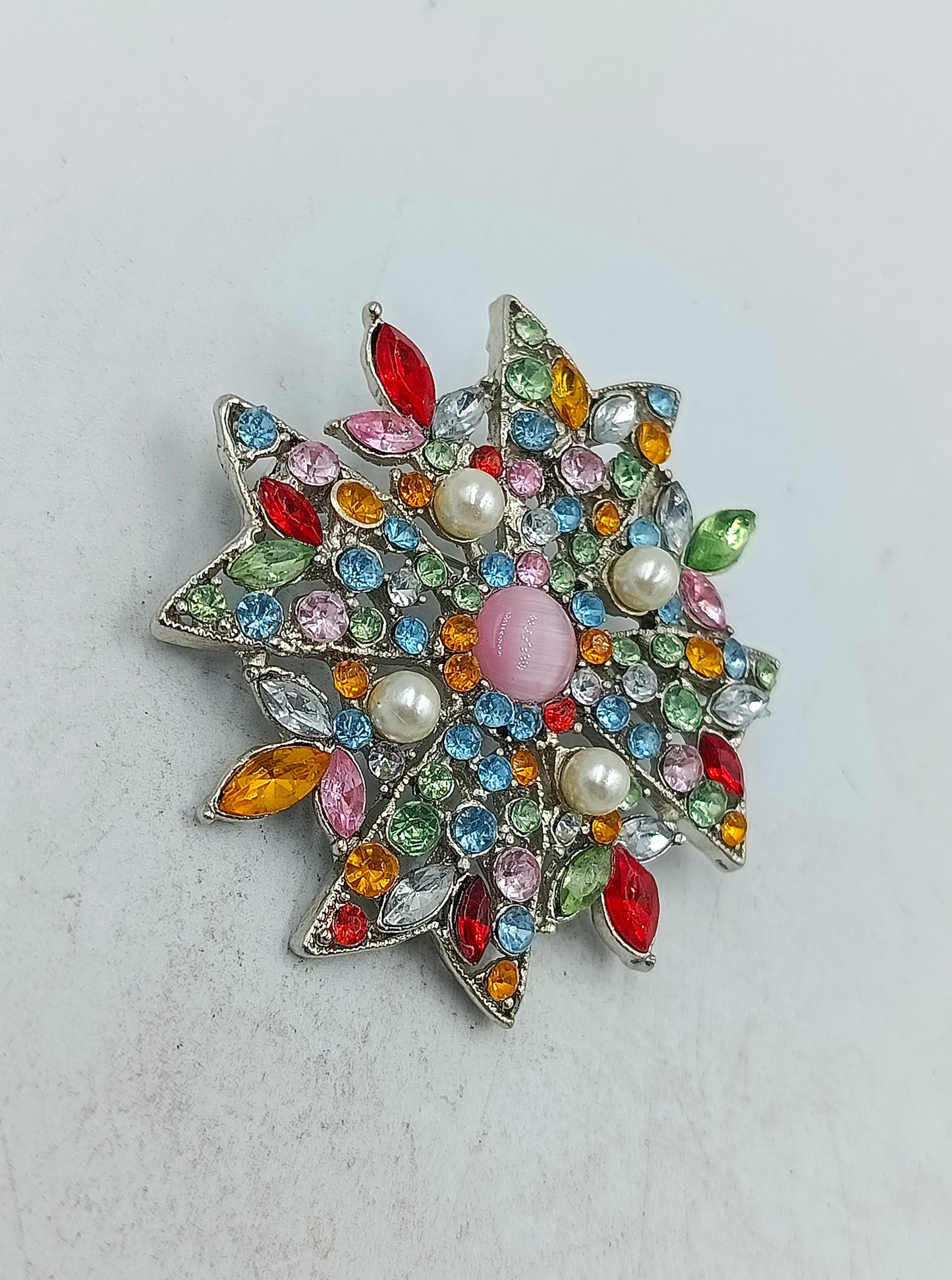 Auffällige Stern Brosche mit bunten Kristallen und Perlen in eleganter Form