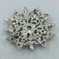 Auffällige Stern Brosche mit bunten Kristallen und Perlen in eleganter Form