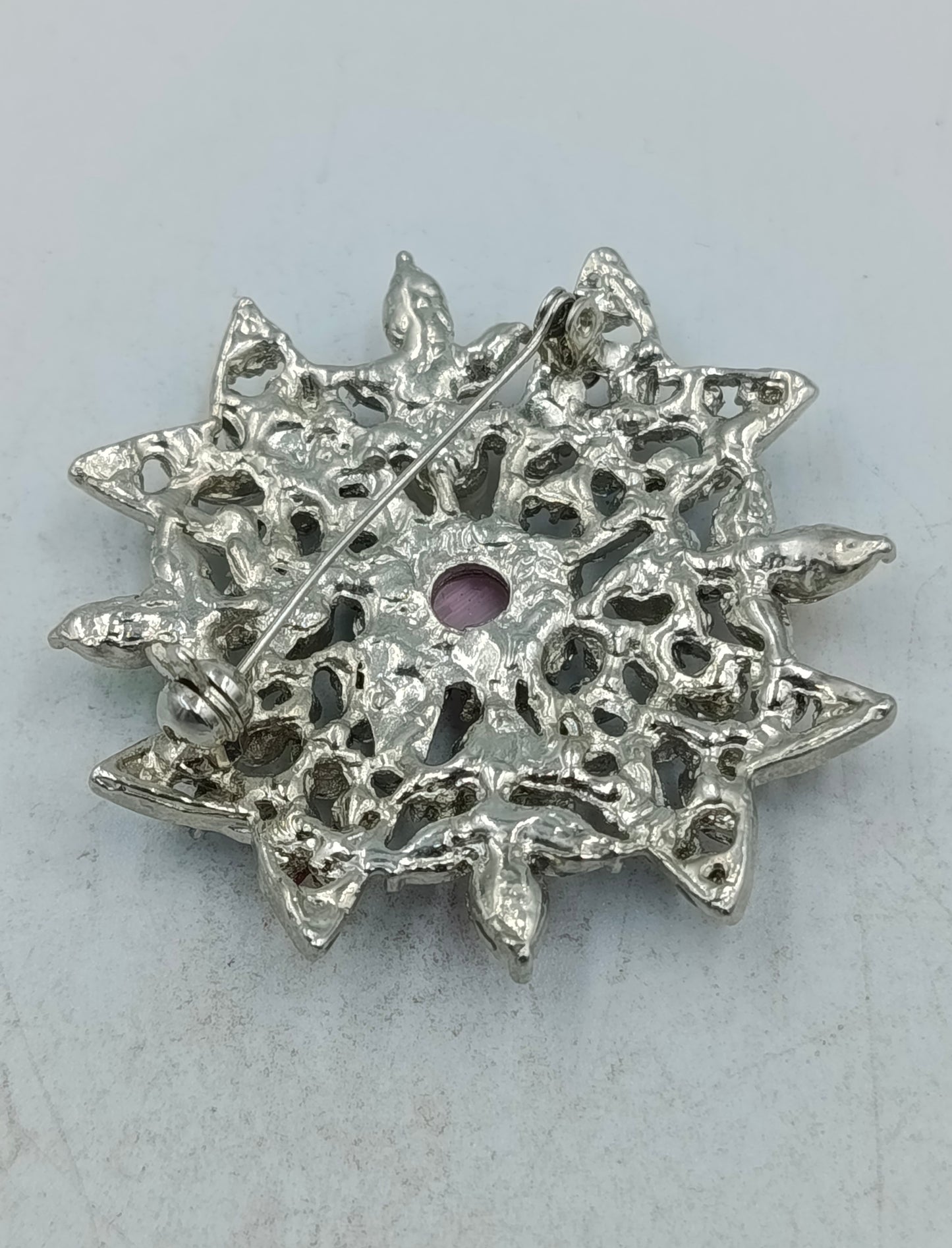 Auffällige Stern Brosche mit bunten Kristallen und Perlen in eleganter Form