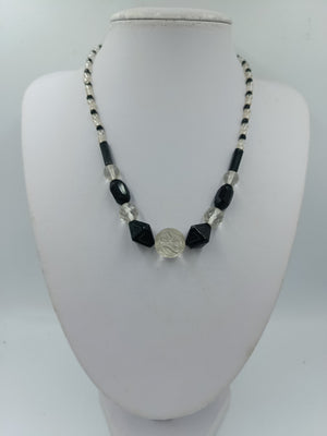 Elegante Halskette in Schwarz und Klar mit geometrischen Perlen und Zierelement