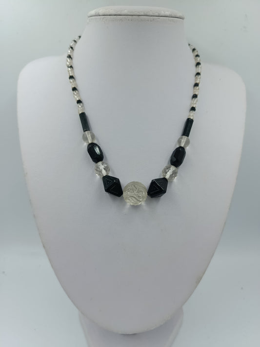 Elegante Halskette in Schwarz und Klar mit geometrischen Perlen und Zierelement