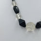 Elegante Halskette in Schwarz und Klar mit geometrischen Perlen und Zierelement