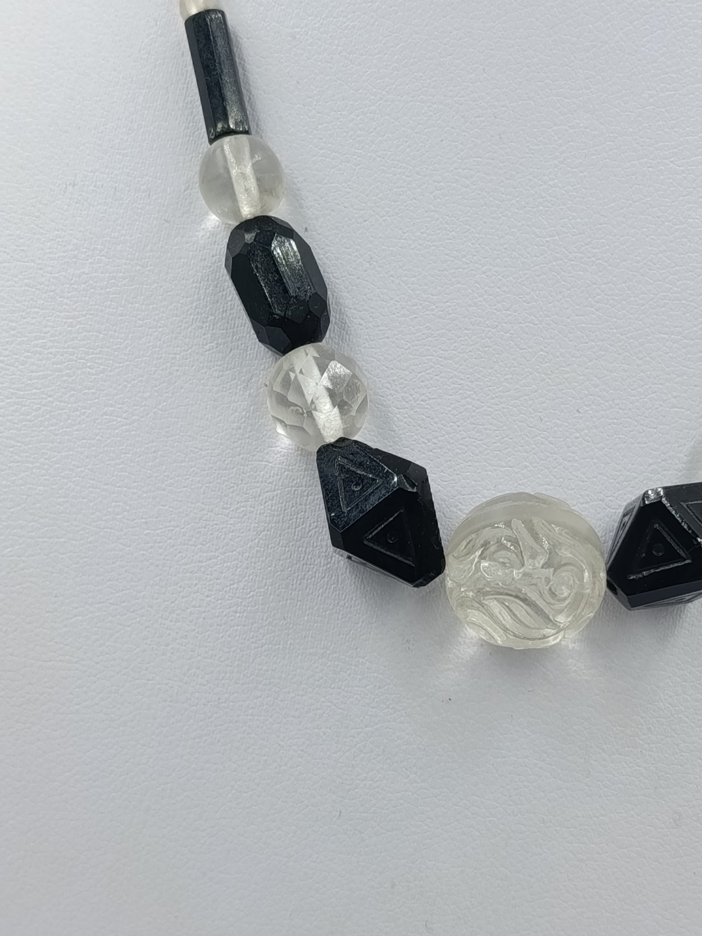 Elegante Halskette in Schwarz und Klar mit geometrischen Perlen und Zierelement