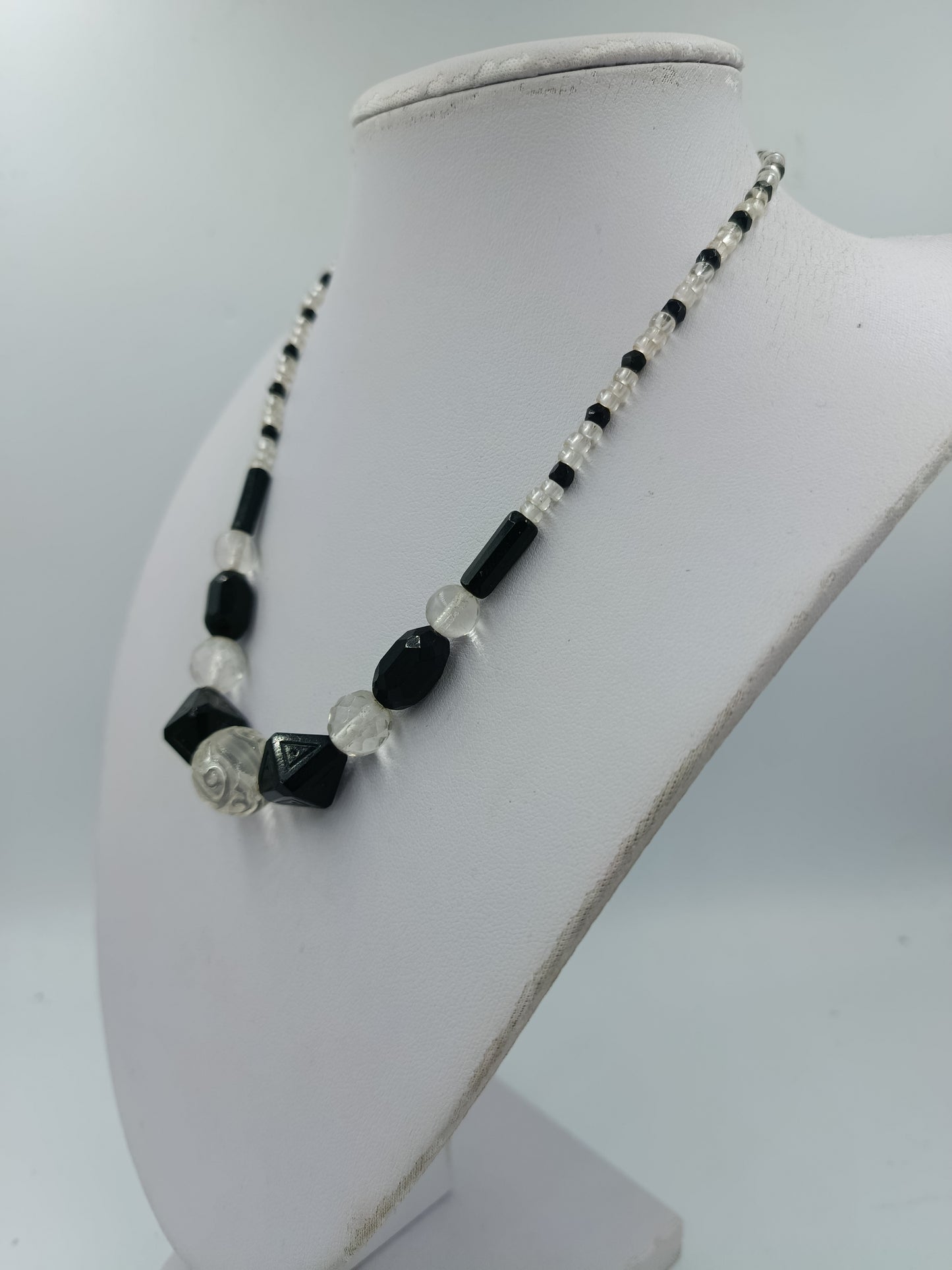 Elegante Halskette in Schwarz und Klar mit geometrischen Perlen und Zierelement