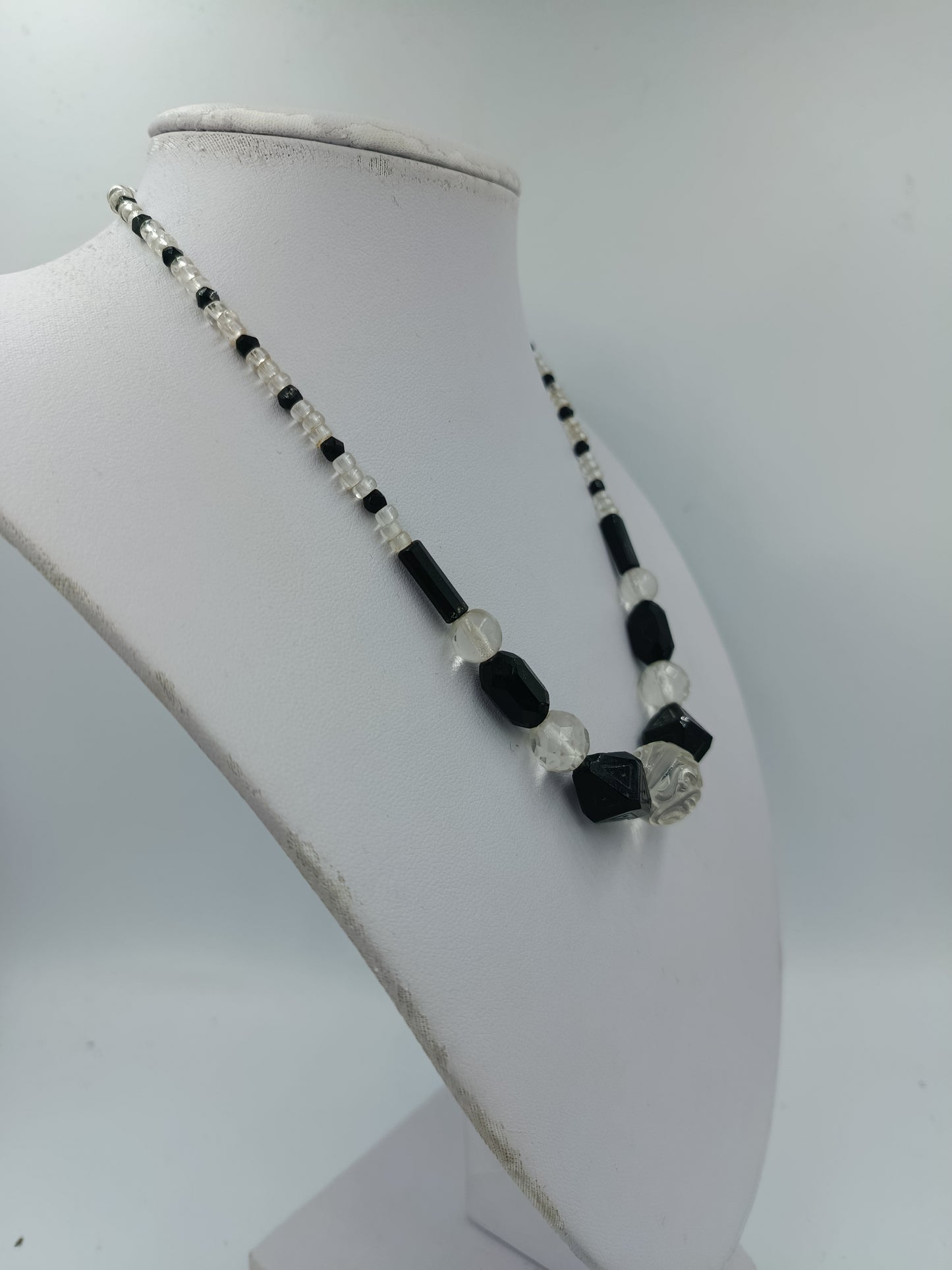 Elegante Halskette in Schwarz und Klar mit geometrischen Perlen und Zierelement
