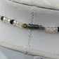 Elegante Halskette in Schwarz und Klar mit geometrischen Perlen und Zierelement