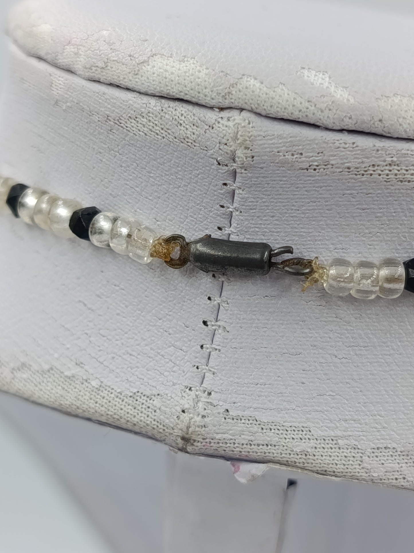 Elegante Halskette in Schwarz und Klar mit geometrischen Perlen und Zierelement