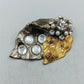 Edle Brosche in Blattform mit Strasssteinen und Perlen in Gold und Silberoptik