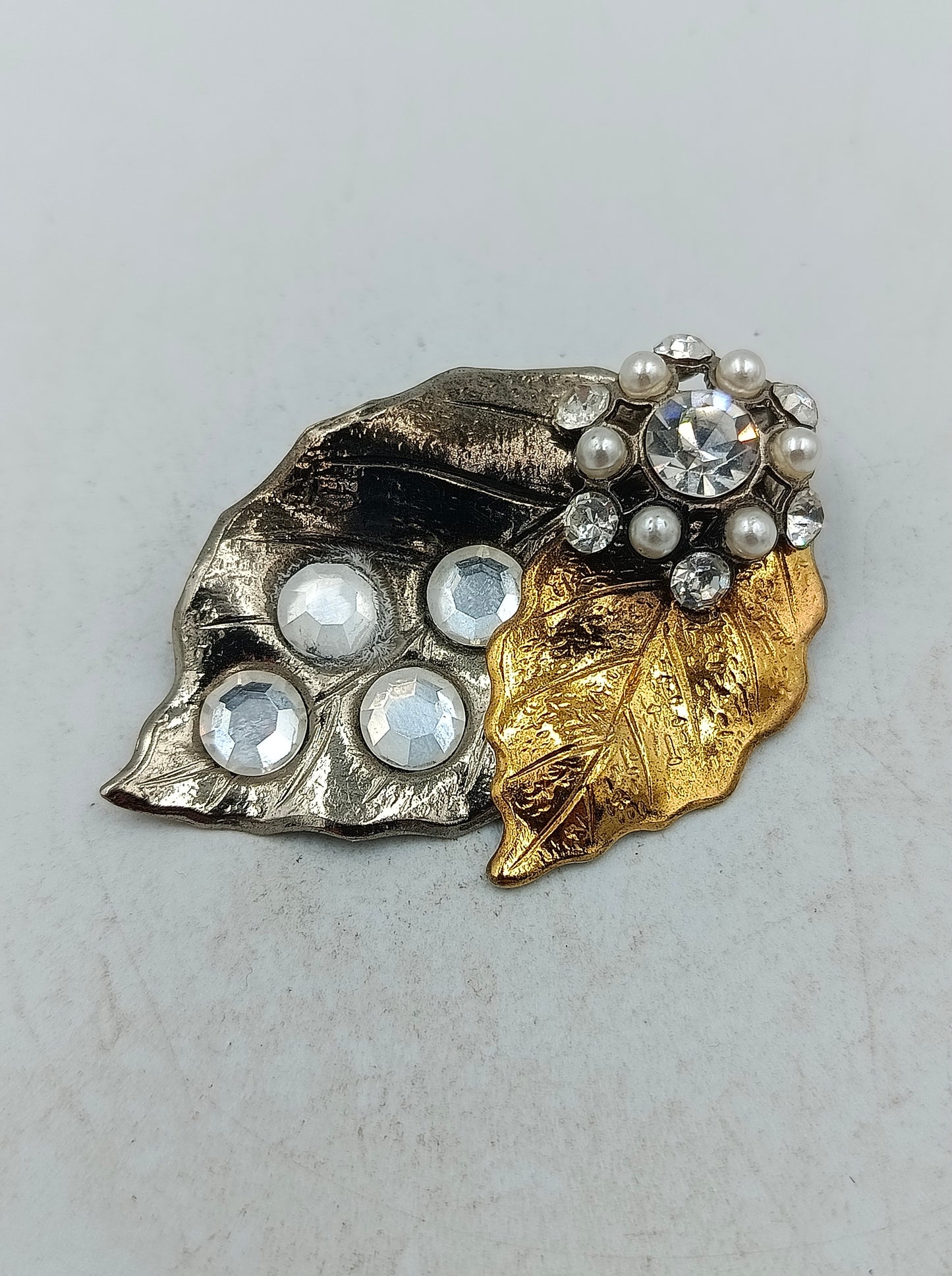 Edle Brosche in Blattform mit Strasssteinen und Perlen in Gold und Silberoptik