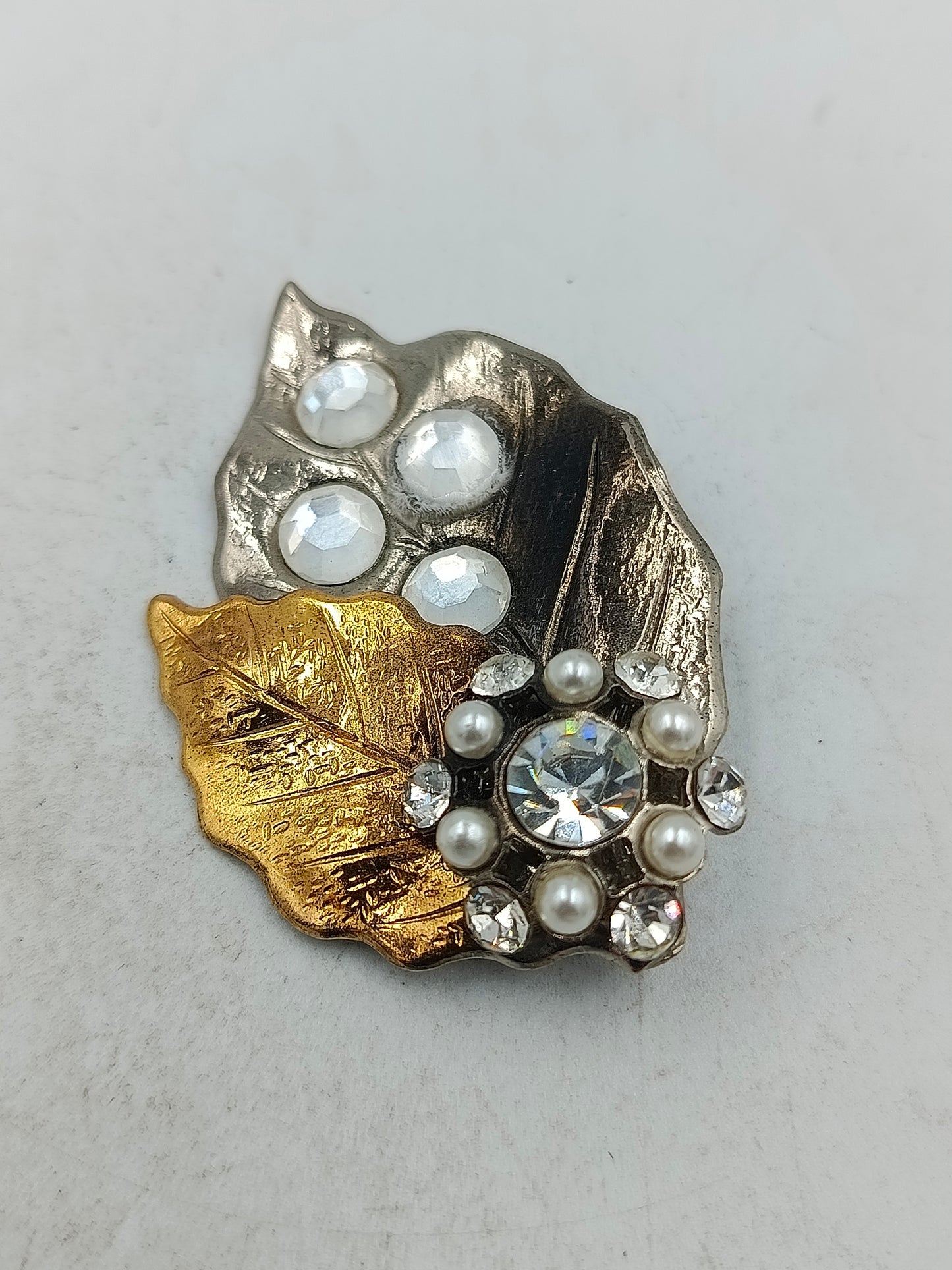 Edle Brosche in Blattform mit Strasssteinen und Perlen in Gold und Silberoptik