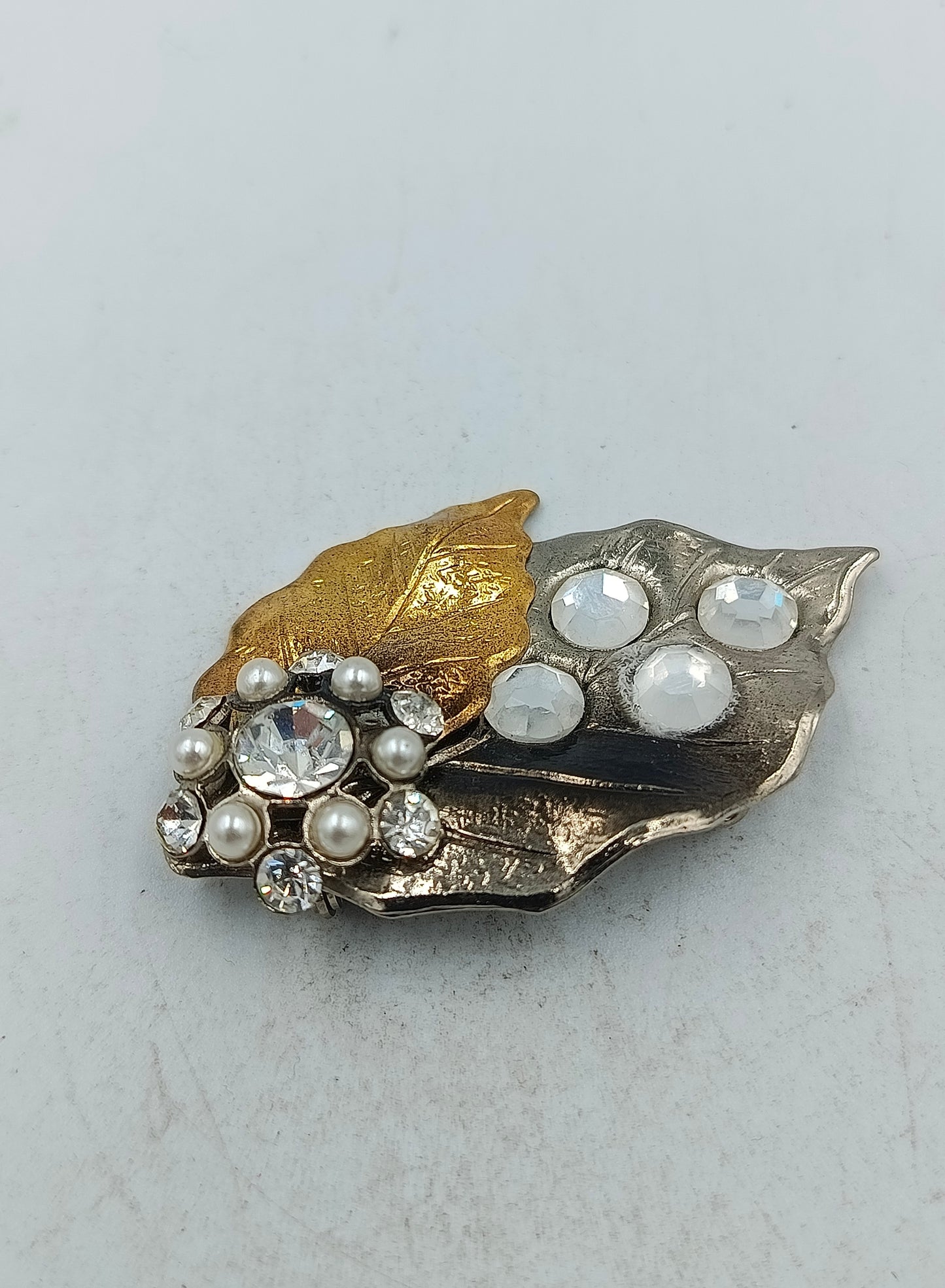 Edle Brosche in Blattform mit Strasssteinen und Perlen in Gold und Silberoptik