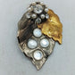 Edle Brosche in Blattform mit Strasssteinen und Perlen in Gold und Silberoptik