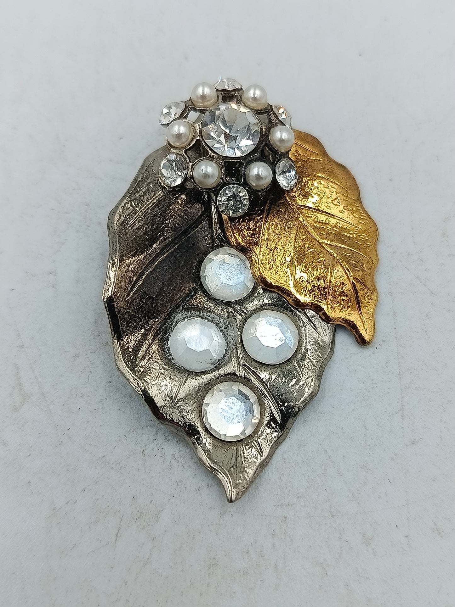 Edle Brosche in Blattform mit Strasssteinen und Perlen in Gold und Silberoptik