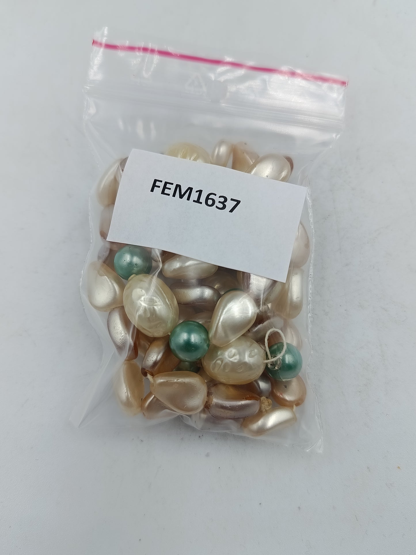 Doppelreihige Perlenkette mit cremefarbenen Barockperlen und grünen Akzentperlen