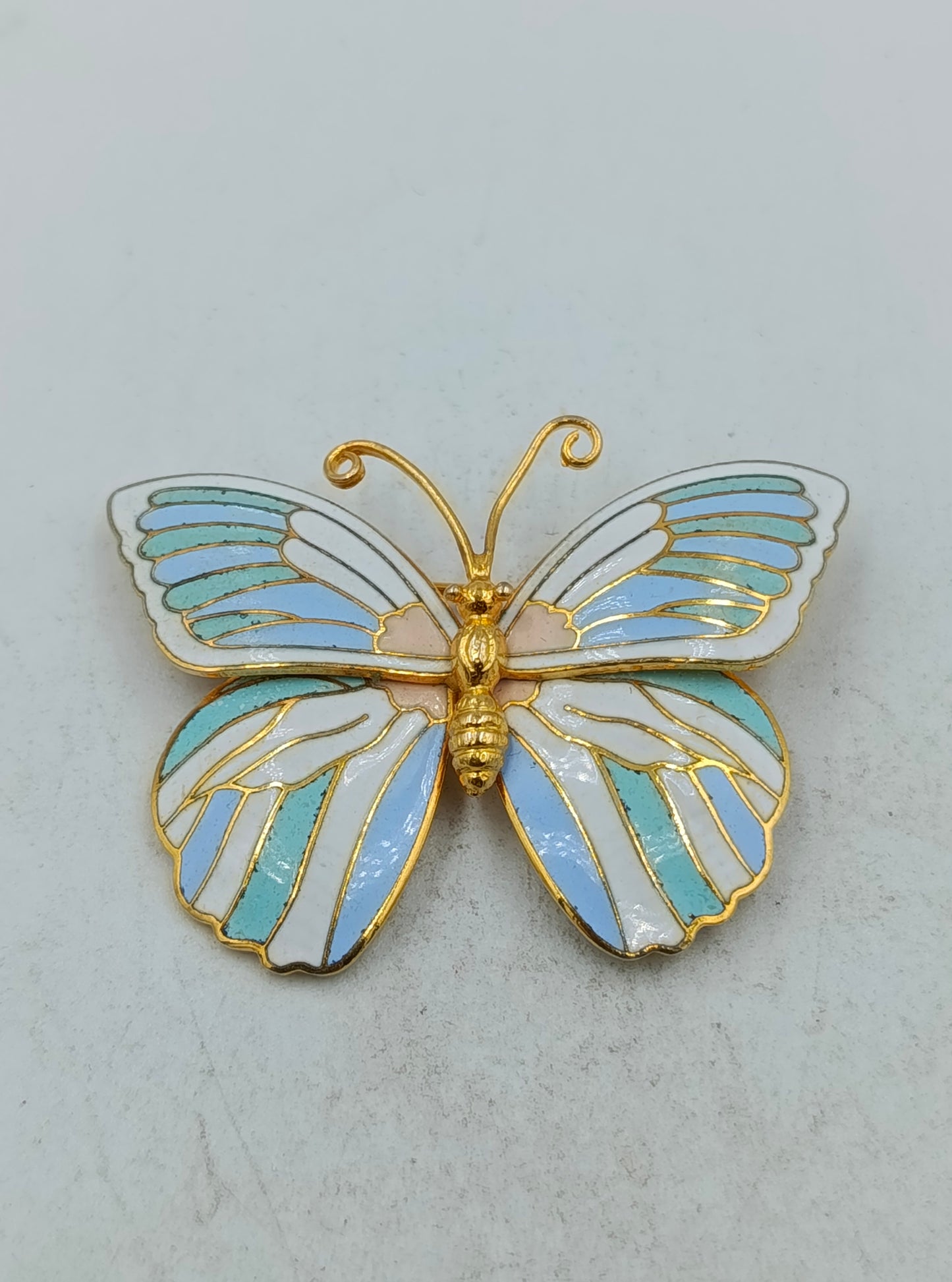 Emaille Schmetterlingsbrosche in Goldoptik mit pastellfarbenem Flügeldesign