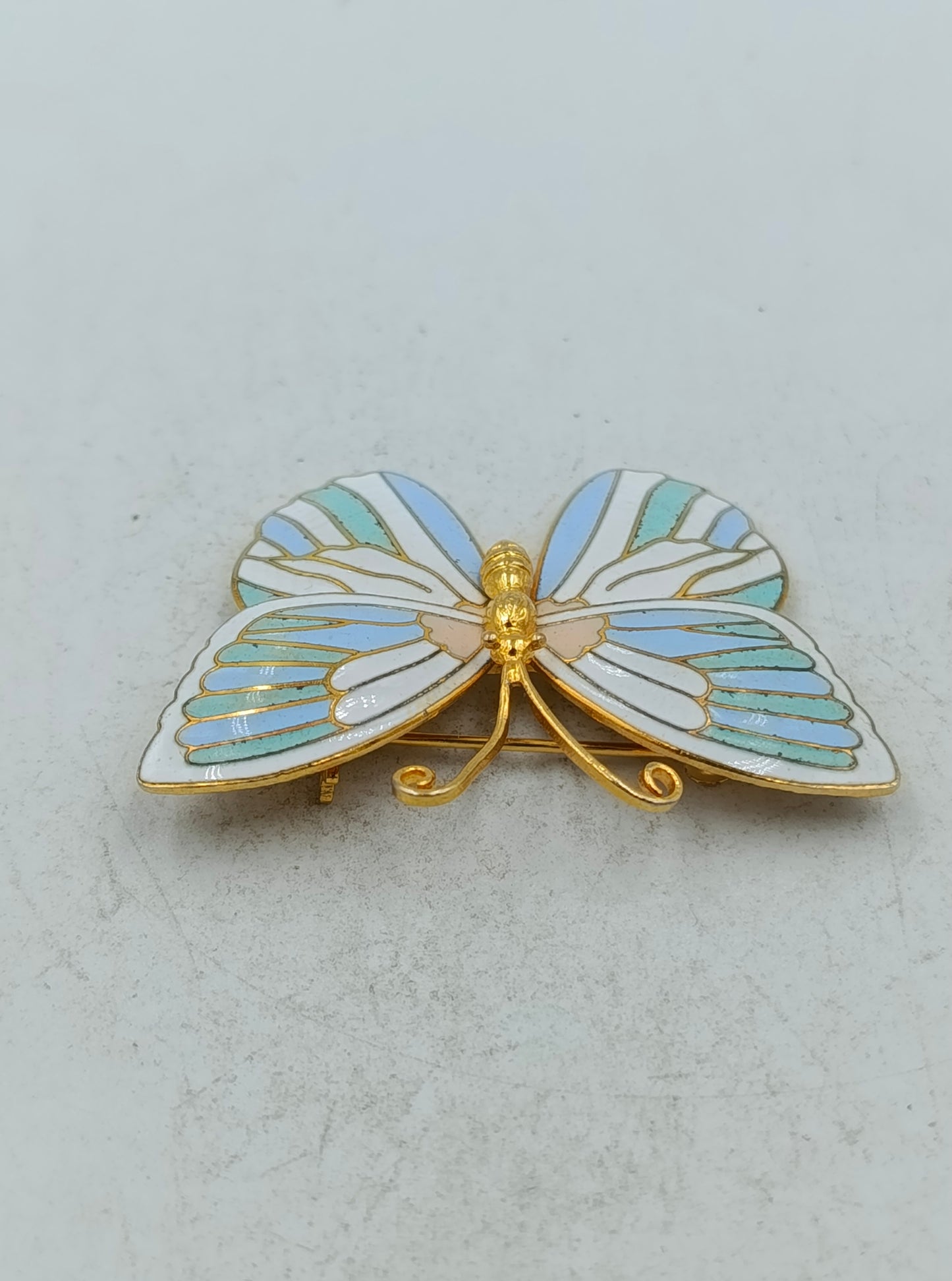 Emaille Schmetterlingsbrosche in Goldoptik mit pastellfarbenem Flügeldesign