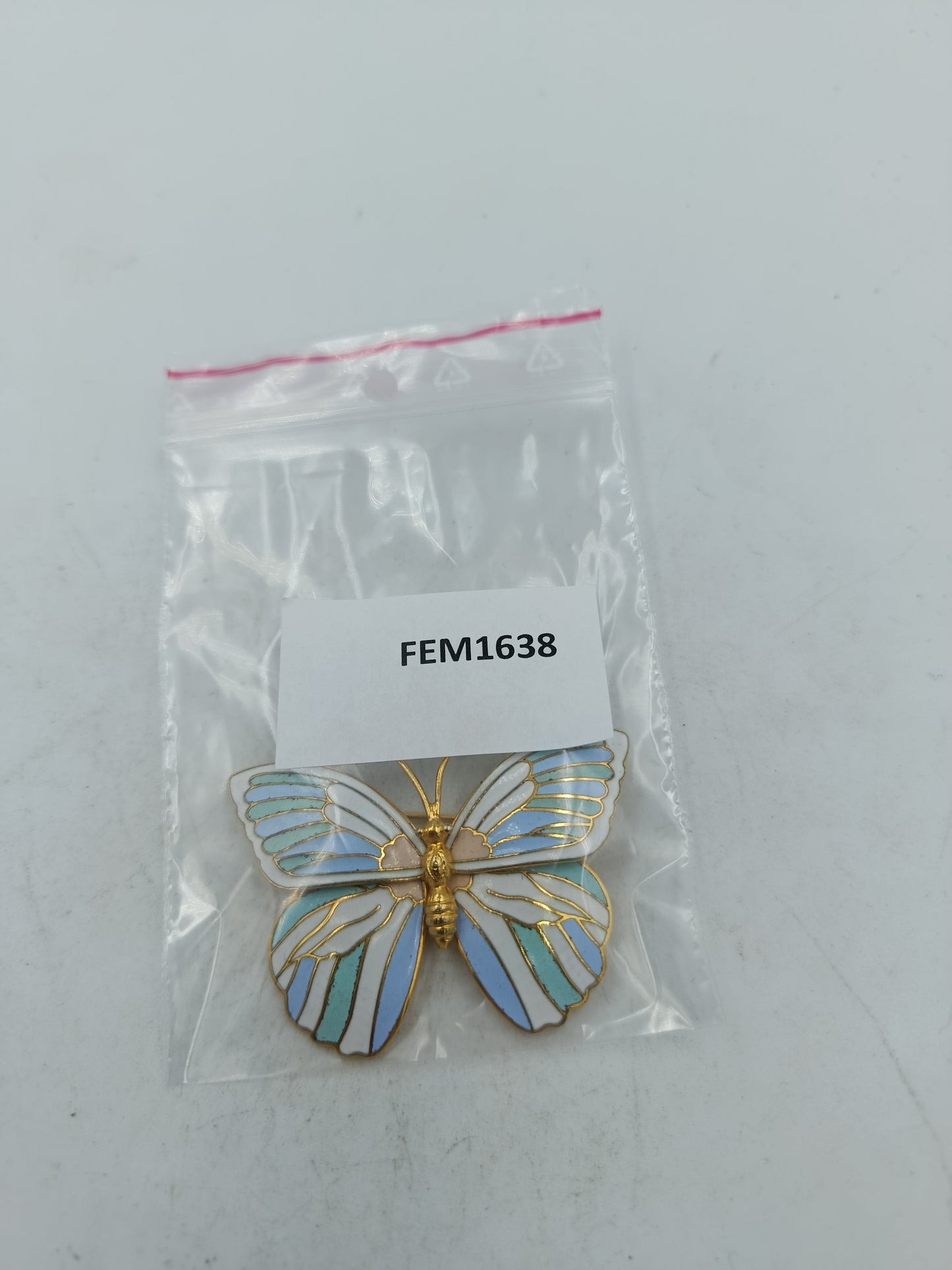 Emaille Schmetterlingsbrosche in Goldoptik mit pastellfarbenem Flügeldesign