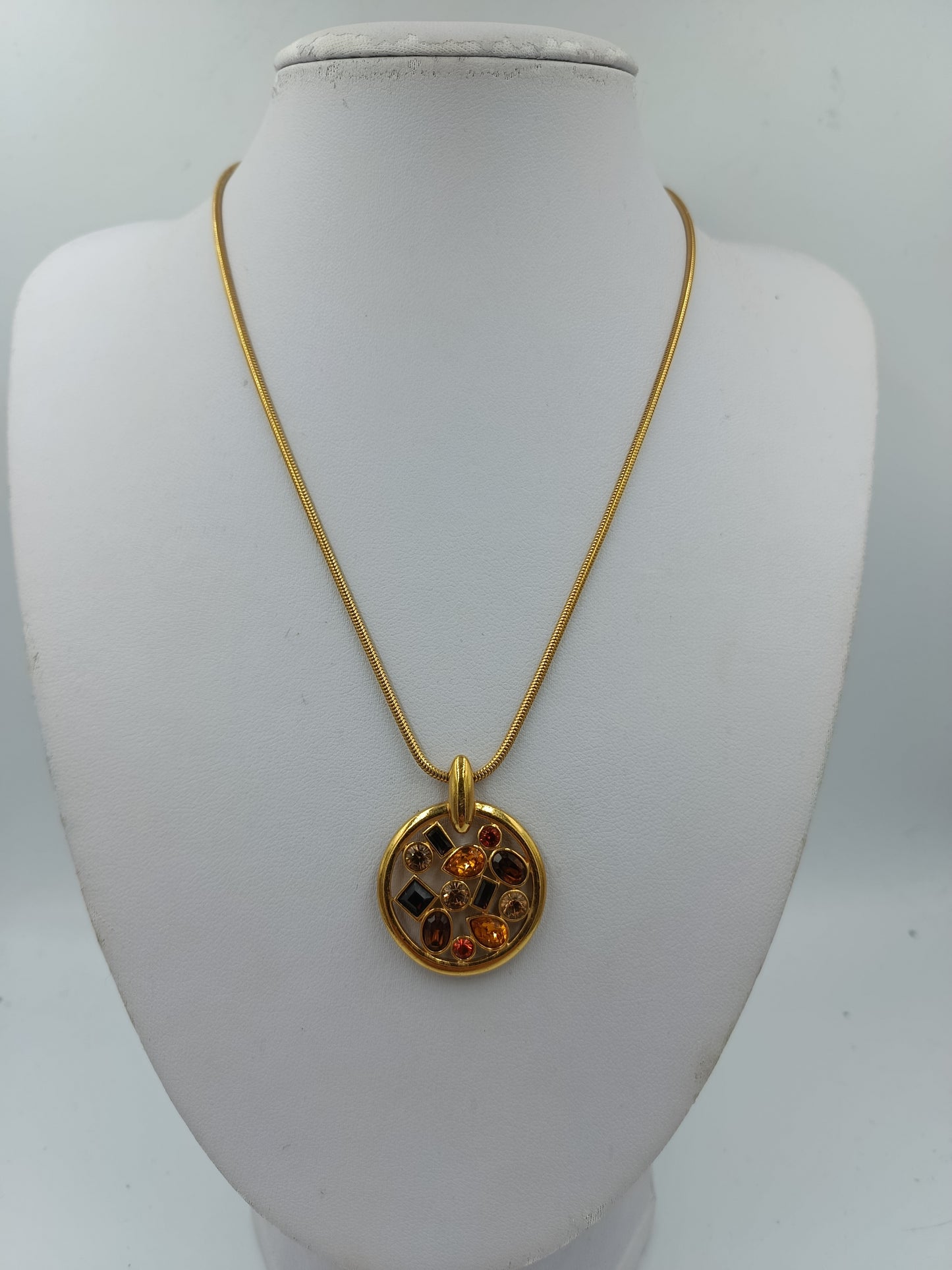 Goldfarbene Halskette mit rundem Anhänger und funkelnden Swarovski Steinen