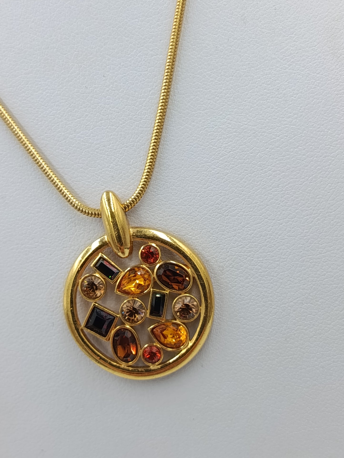 Goldfarbene Halskette mit rundem Anhänger und funkelnden Swarovski Steinen