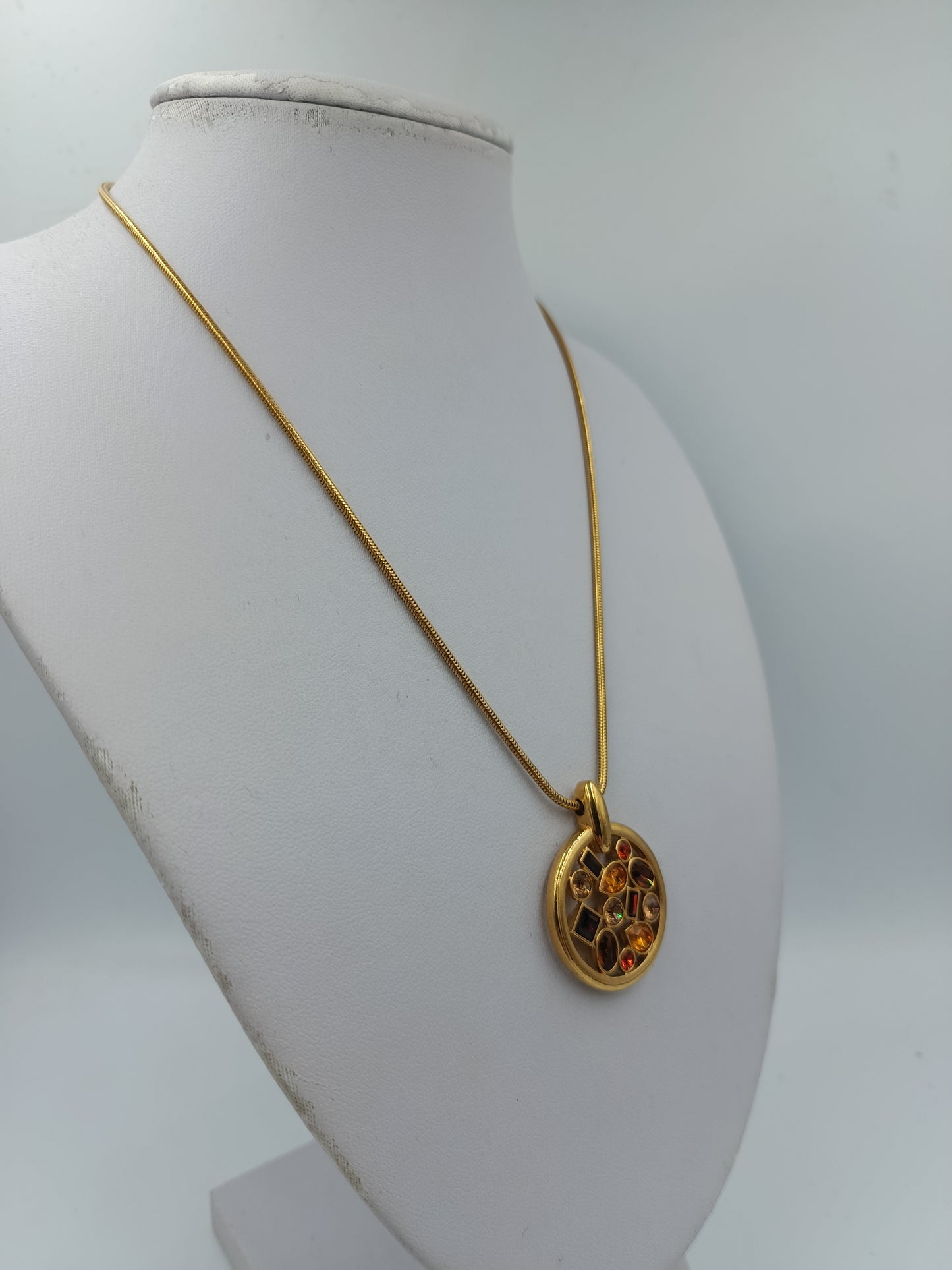 Goldfarbene Halskette mit rundem Anhänger und funkelnden Swarovski Steinen