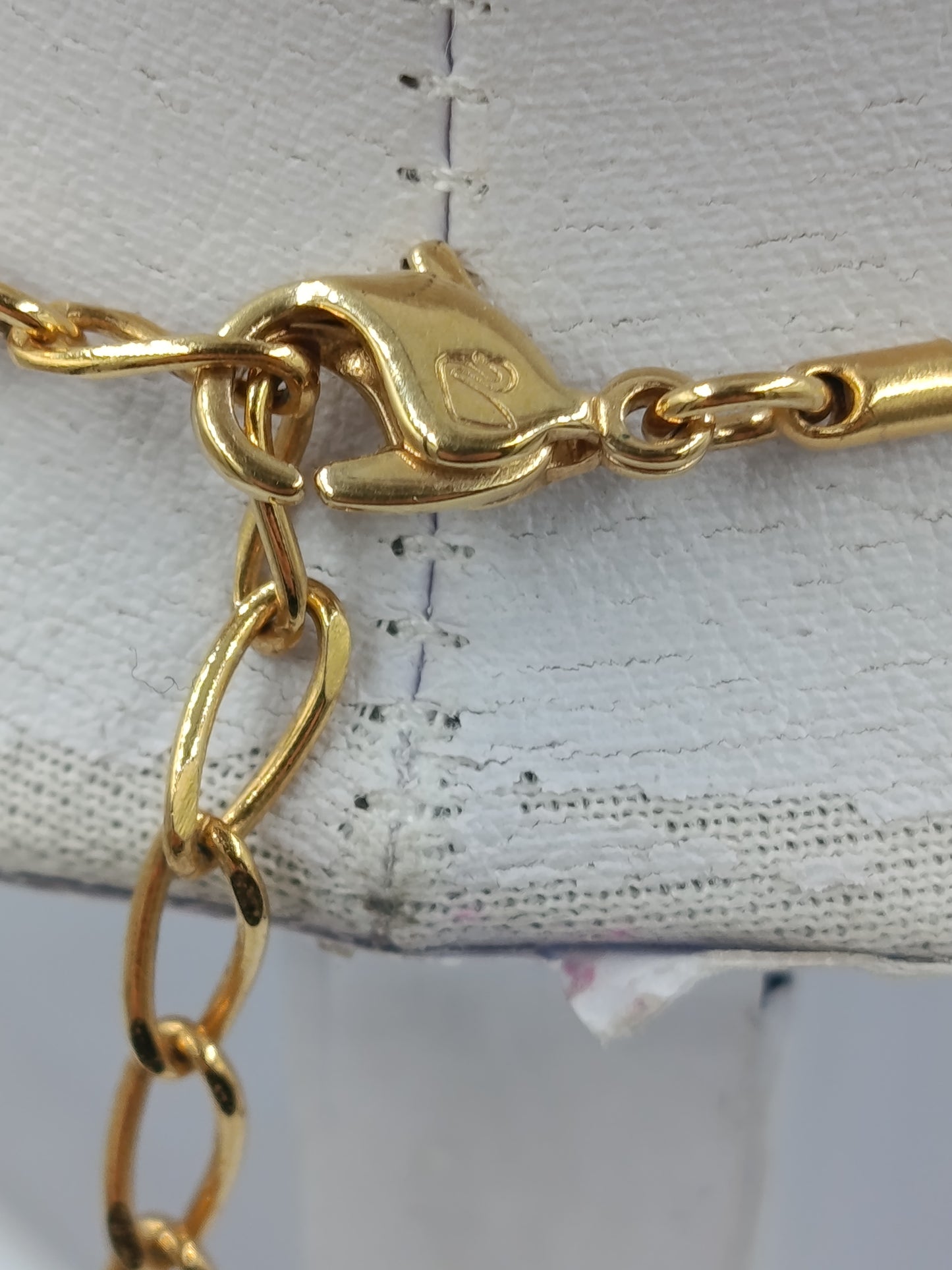 Goldfarbene Halskette mit rundem Anhänger und funkelnden Swarovski Steinen