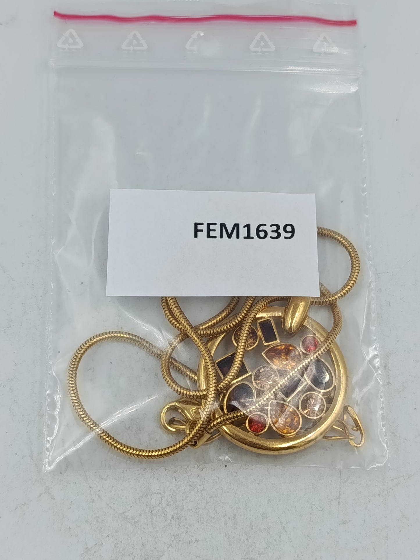 Goldfarbene Halskette mit rundem Anhänger und funkelnden Swarovski Steinen