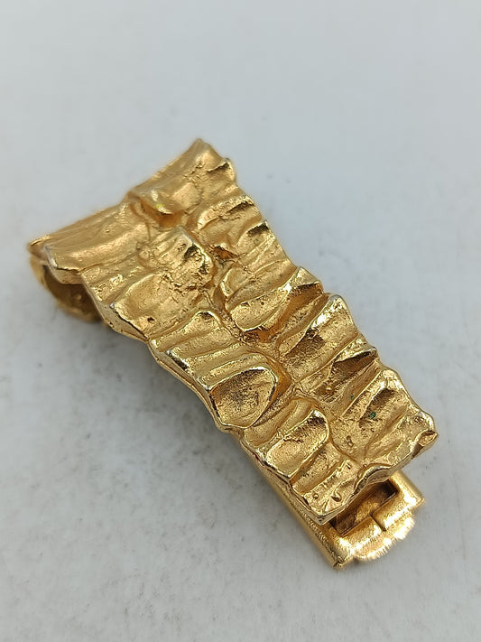 Goldfarbene Haarspange mit strukturierter Oberfläche im Vintage Design