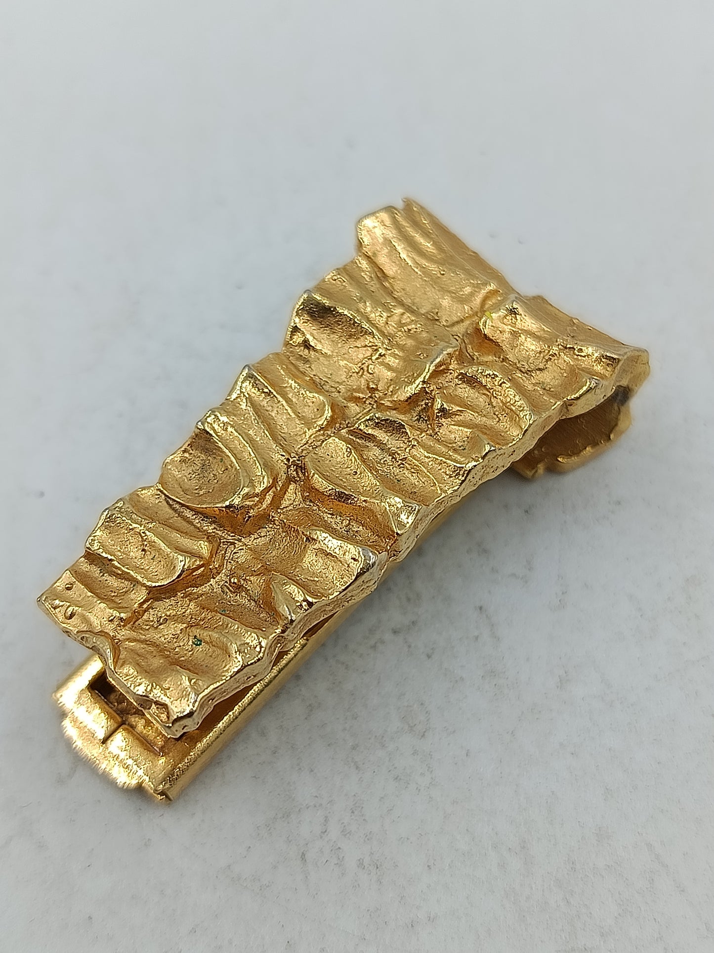 Goldfarbene Haarspange mit strukturierter Oberfläche im Vintage Design