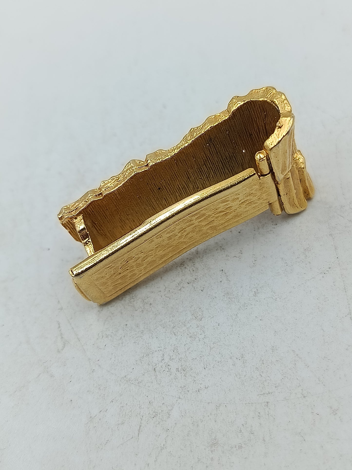 Goldfarbene Haarspange mit strukturierter Oberfläche im Vintage Design