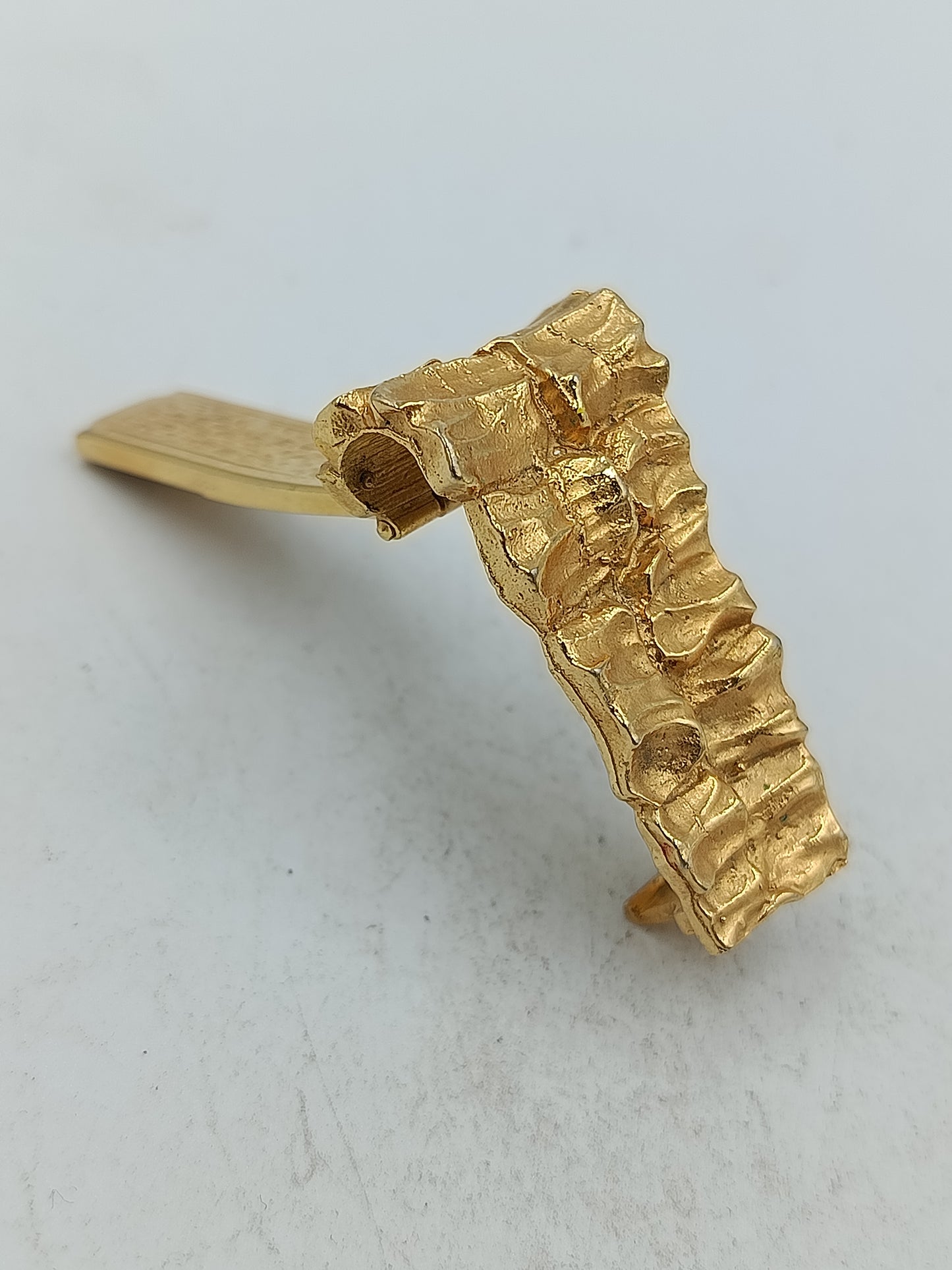 Goldfarbene Haarspange mit strukturierter Oberfläche im Vintage Design