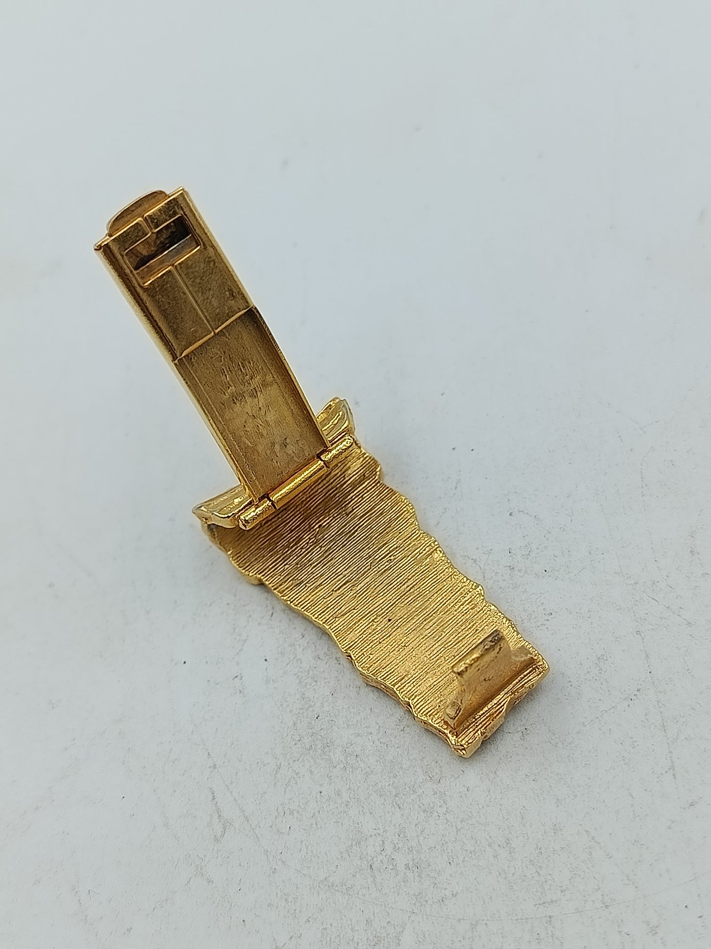 Goldfarbene Haarspange mit strukturierter Oberfläche im Vintage Design