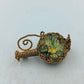 Goldfarbene Brosche mit runder Steinoptik und kunstvollem Vintage Design