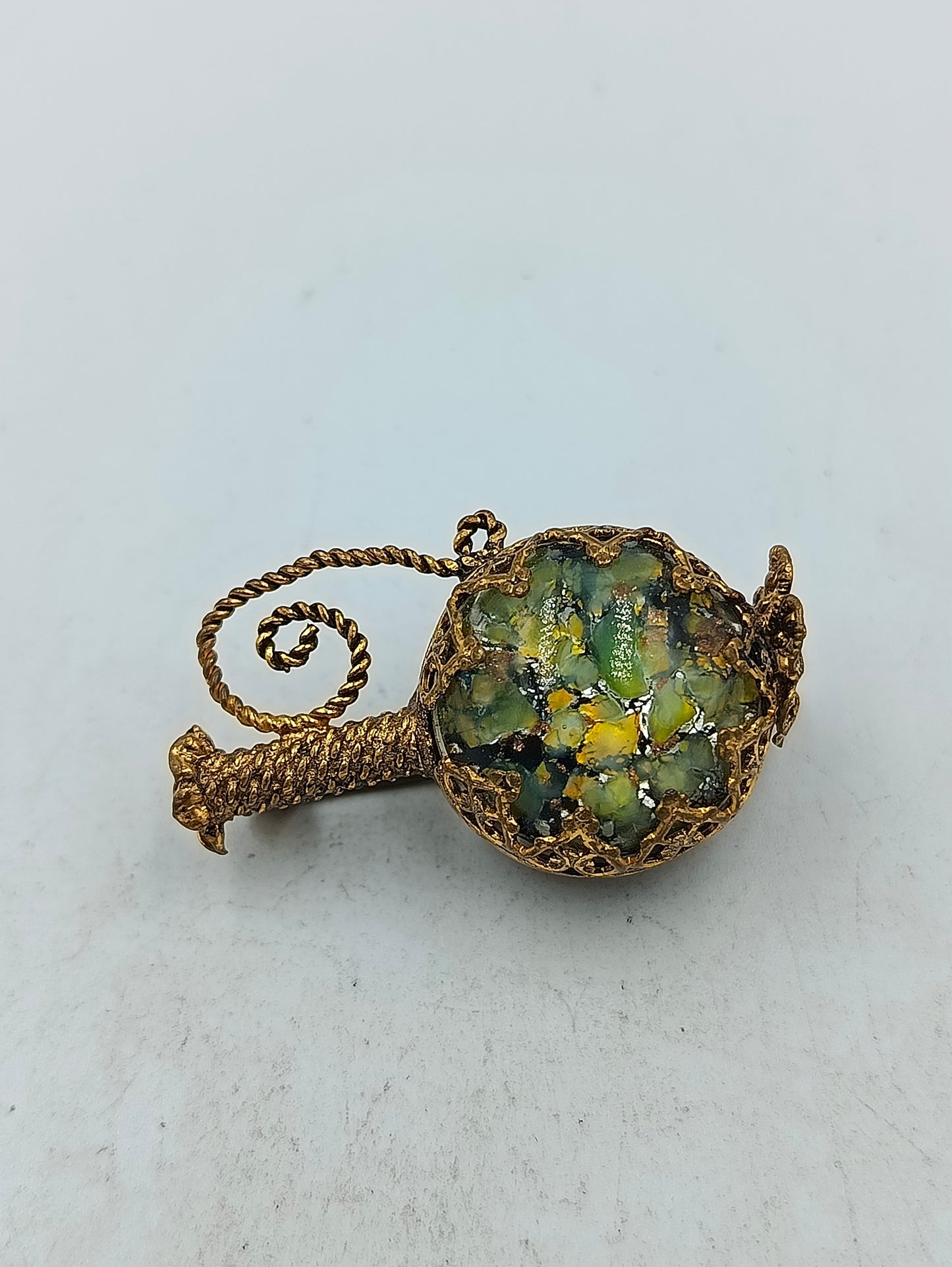 Goldfarbene Brosche mit runder Steinoptik und kunstvollem Vintage Design