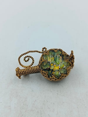 Goldfarbene Brosche mit runder Steinoptik und kunstvollem Vintage Design